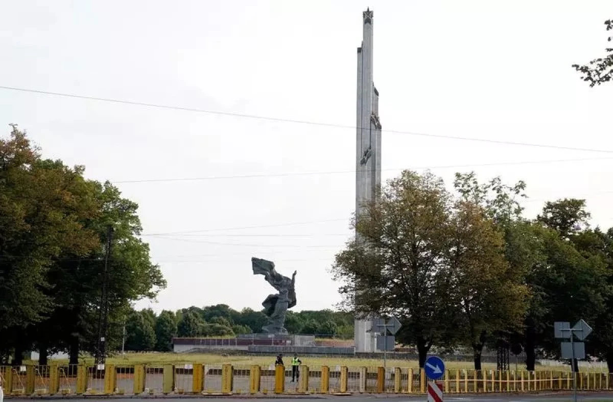 Letonia sfidează Rusia și începe demontarea unui monument dedicat armatei roșii