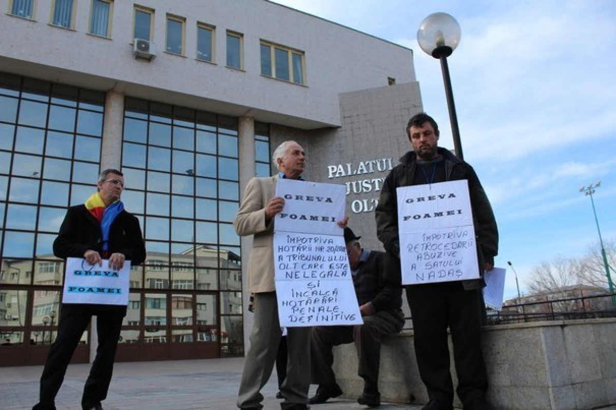 Localnicii din Nadăș continuă protestele în fața Tribunalului Olt