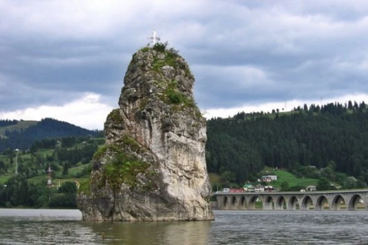 LOCURI INFRICOSATOARE DIN ROMANIA. PIATRA CARE UMBLA NOAPTEA