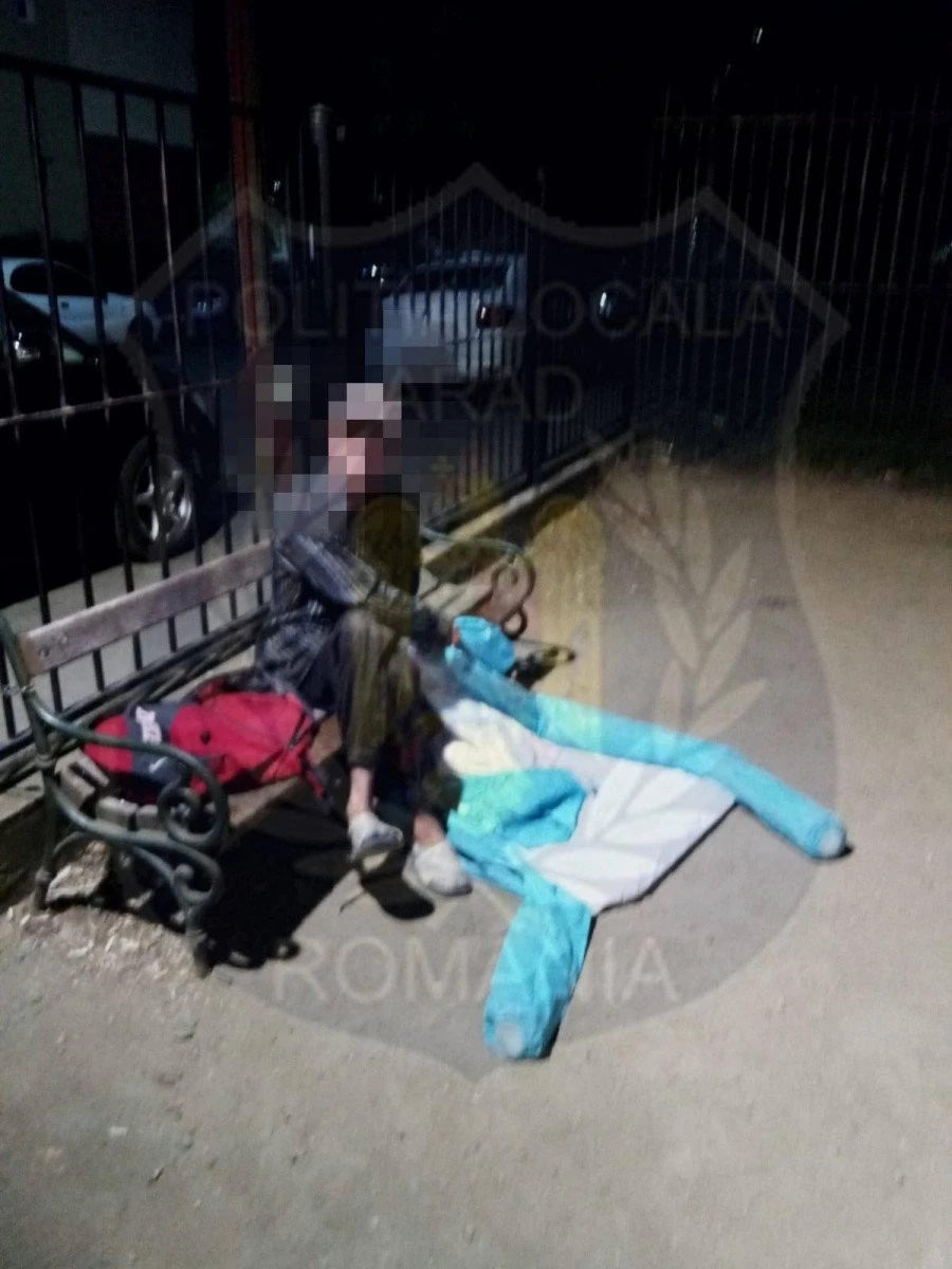 Locurile de joacă pentru copii, transformate în „case“ pentru oamenii străzii
