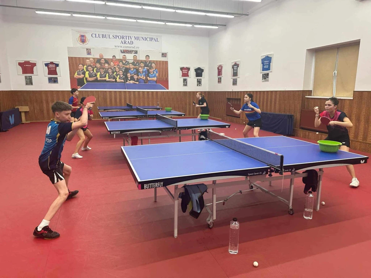 Lotul național de cadeți la tenis de masă se pregătește la Arad (FOTO)