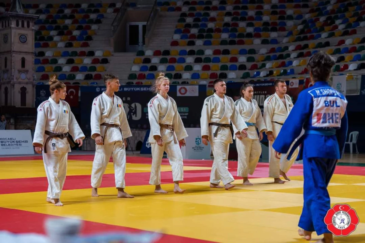 Luca Hanciuța a cucerit bronzul balcanic pe tatami, alături de echipa mixtă a României