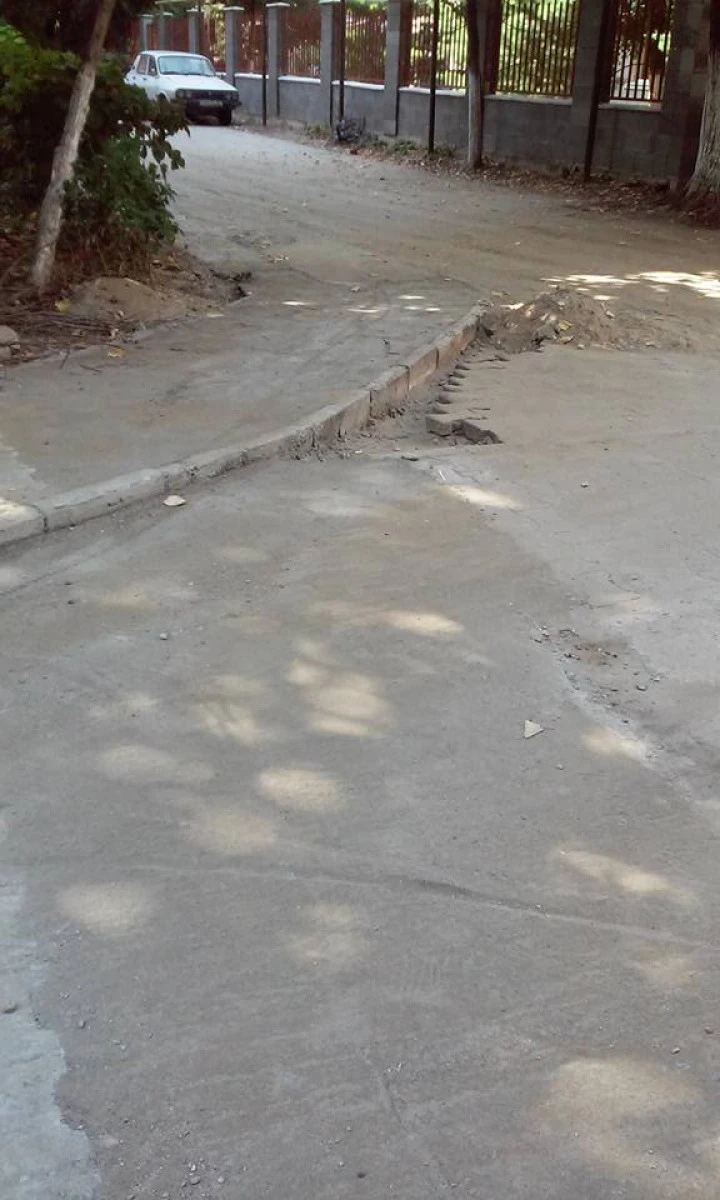 Lucrări de mântuială. Au scos pavelele şi au betonat o stradă din Arad