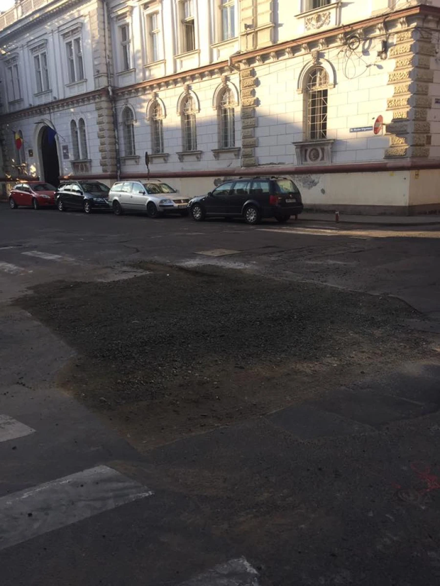 Lucrări în intersecţia „Milea” cu „Grigorescu”.  În locul asfaltului au pus pământ şi piatră