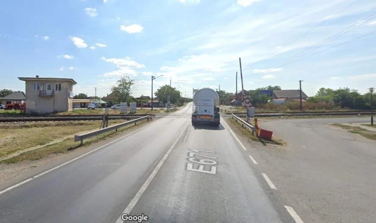 Lucrări la trecerea la nivel cu calea ferată în Zimandu Nou. Se va circula pe o singură bandă, pe DN79