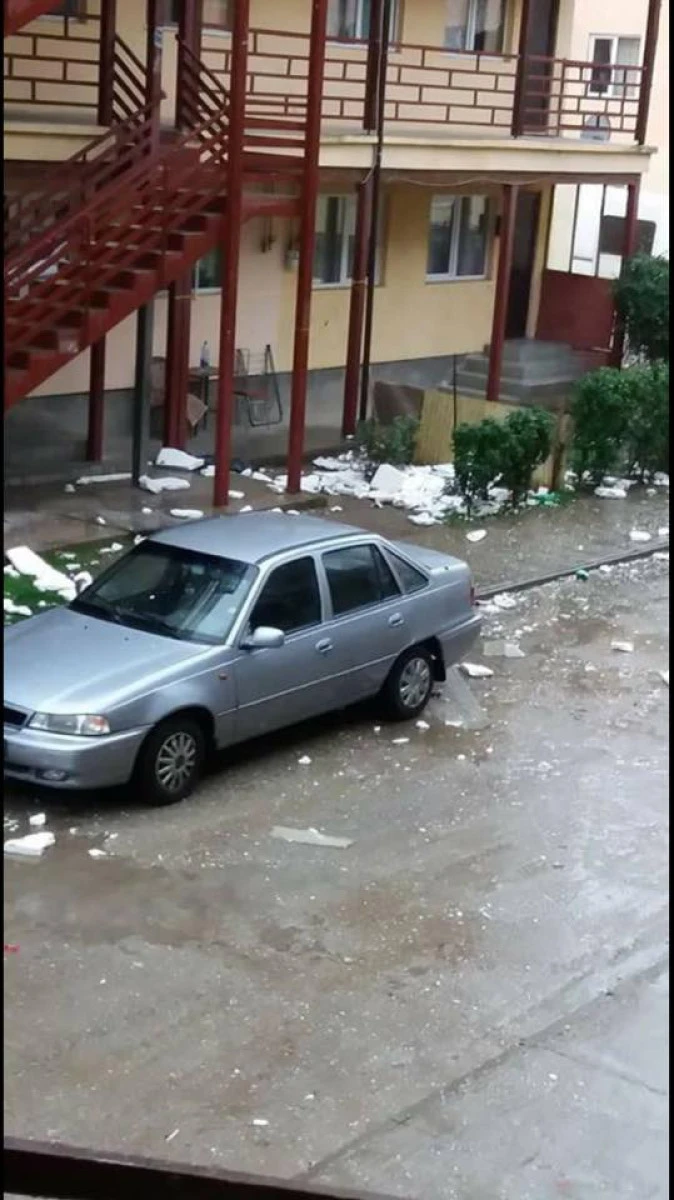 Lucrări marca „Falcă”. Au tencuit direct peste amporă, iar bucăţile din perete s-au desprins