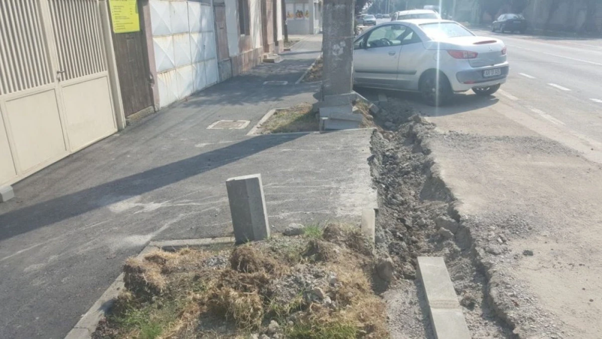 Lucrări marca „Falcă”. Nu s-au potrivit bordurile şi au spart strada proaspăt asfaltată (FOTO)