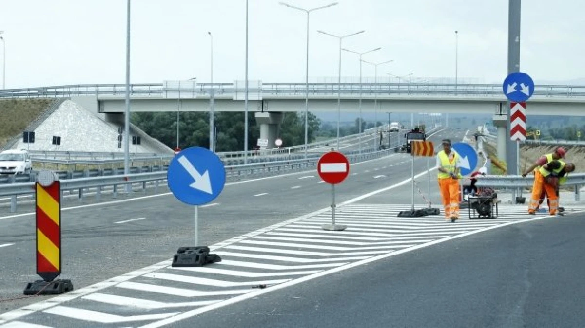 Lucrări pe autostrada Pecica - Arad. Se circulă pe o singură bandă