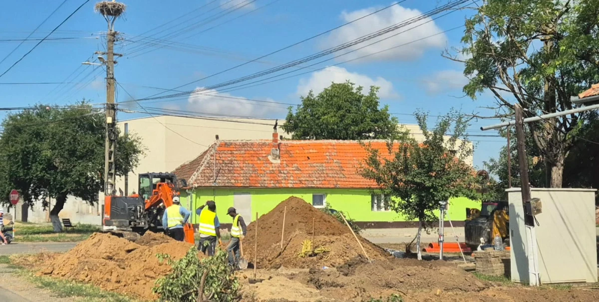 Lucrările la rețeaua de canalizare au ajuns în centrul comunei Felnac