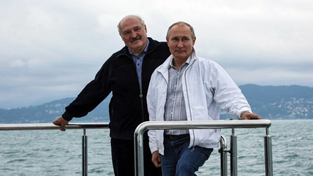 Lukaşenko i s-a plâns lui Putin de ameninţarea din partea Occidentului
