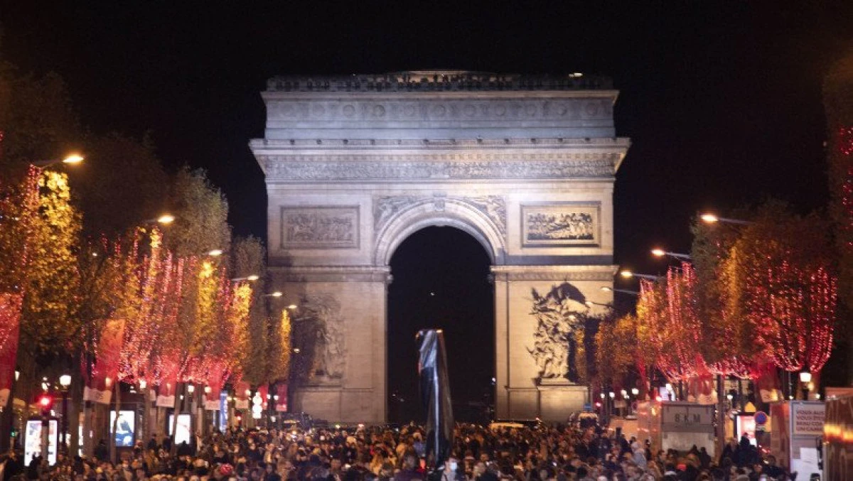 Luminile de Crăciun au fost aprinse pe Champs-Elysees