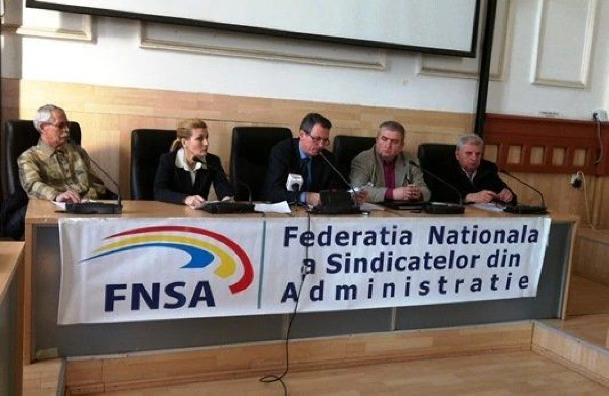 LUNA IULIE VINE CU GREVĂ ÎN PRIMĂRII