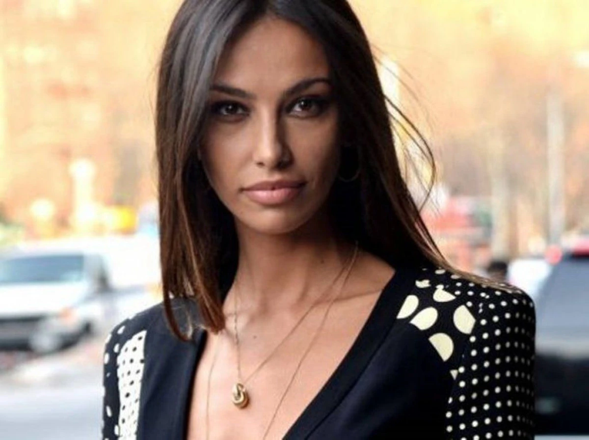 MADALINA GHENEA A UITAT DE UNDE A PLECAT? "MA OBOSESC FUSTRARILE ROMANILOR CARE NU AU FACUT NIMIC LA VIATA LOR"