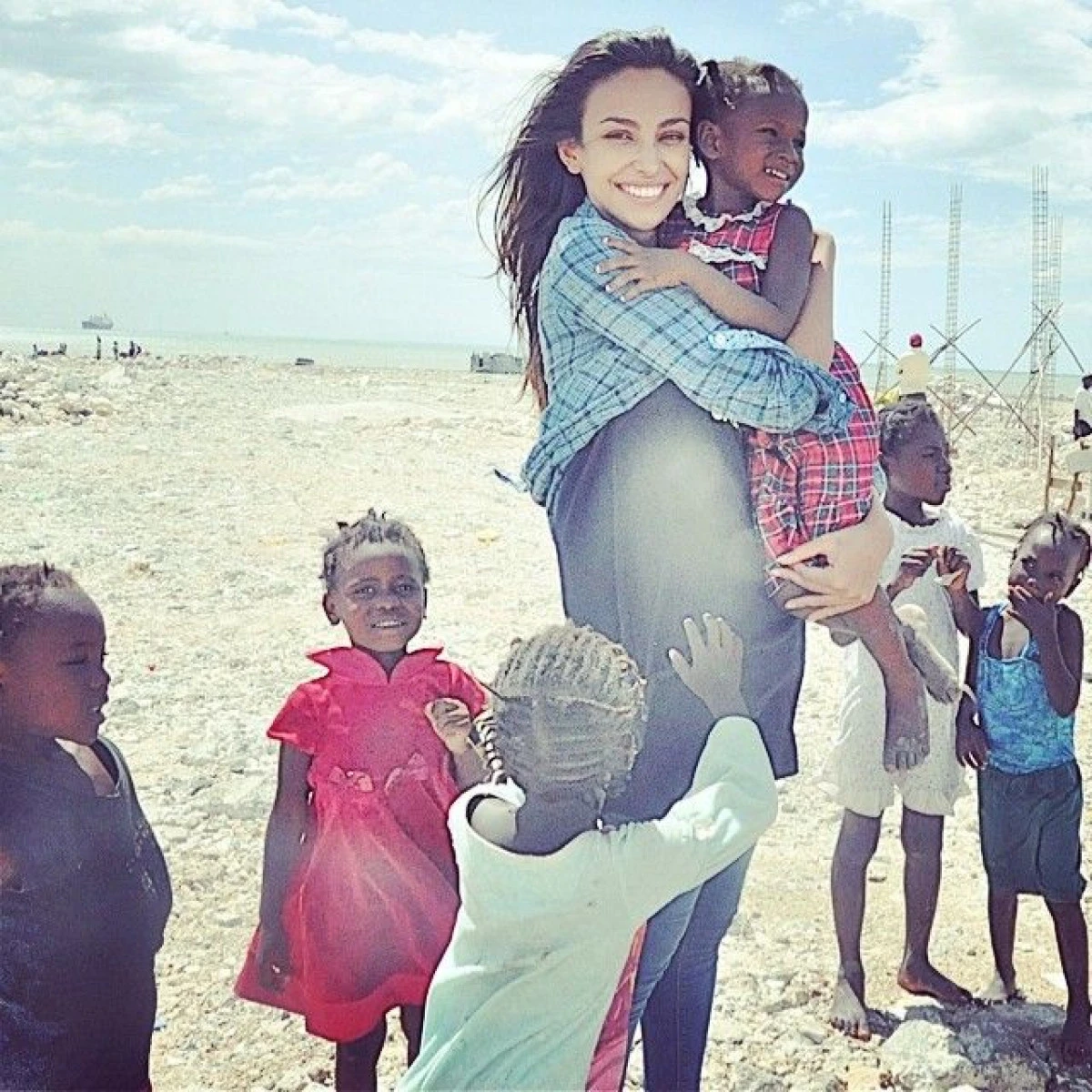 MADALINA GHENEA DA O MANA DE AJUTOR COPIILOR NEVOIASI