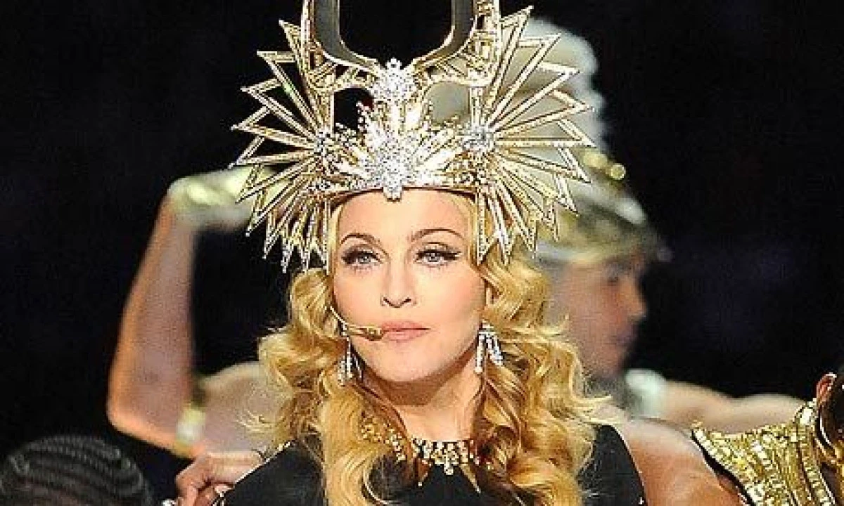 MADONNA SI FIUL EI AU CANTAT PENTRU VICTIMELE ATENTATELOR DE LA PARIS