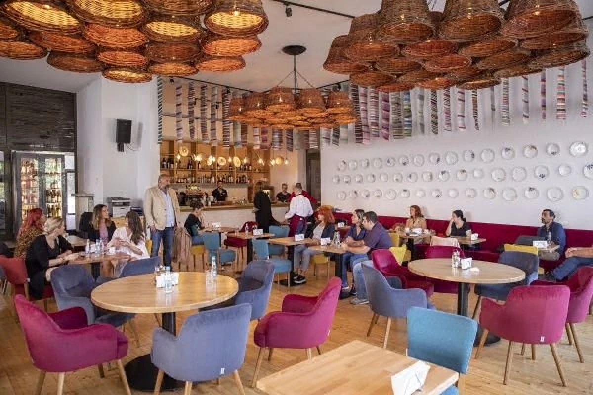 Magazinele rămân deschise până la ora 21.00, iar restaurantele până la 22.00, în weekend. Este vorba despre Arad și Ineu