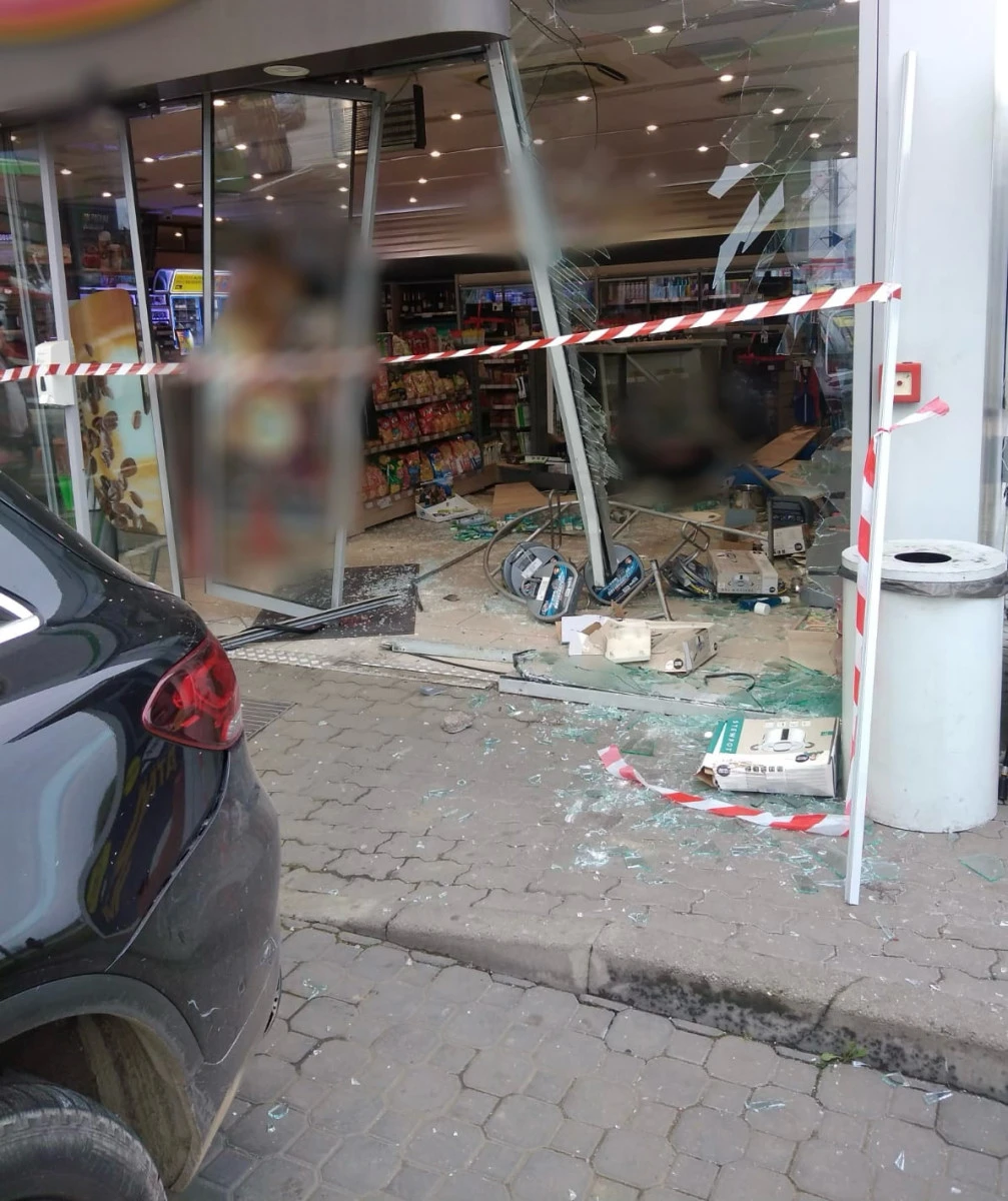 Magazinul unei benzinării din Arad, făcut praf în urma unui accident