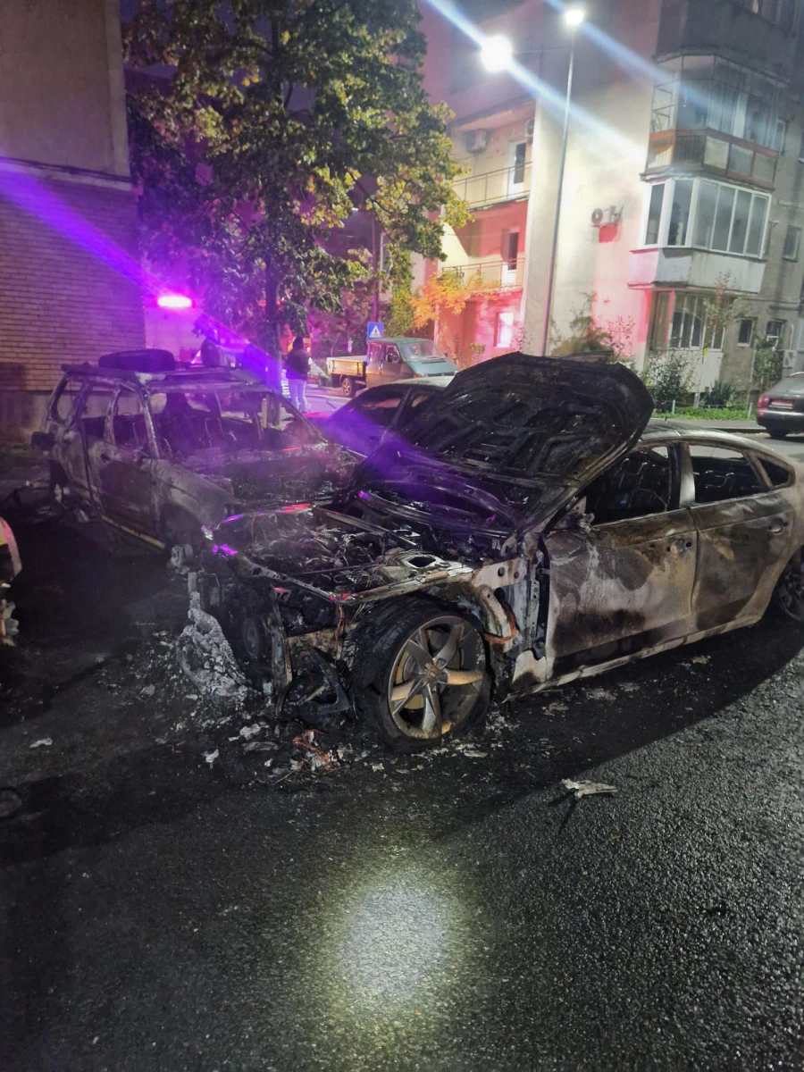 Mai multe mașini au fost incendiate pe strada Beiuș, din municipiul Arad