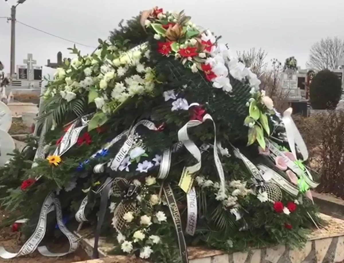 Mai multe orașe din România vor să interzică coroanele de plastic la înmormântări