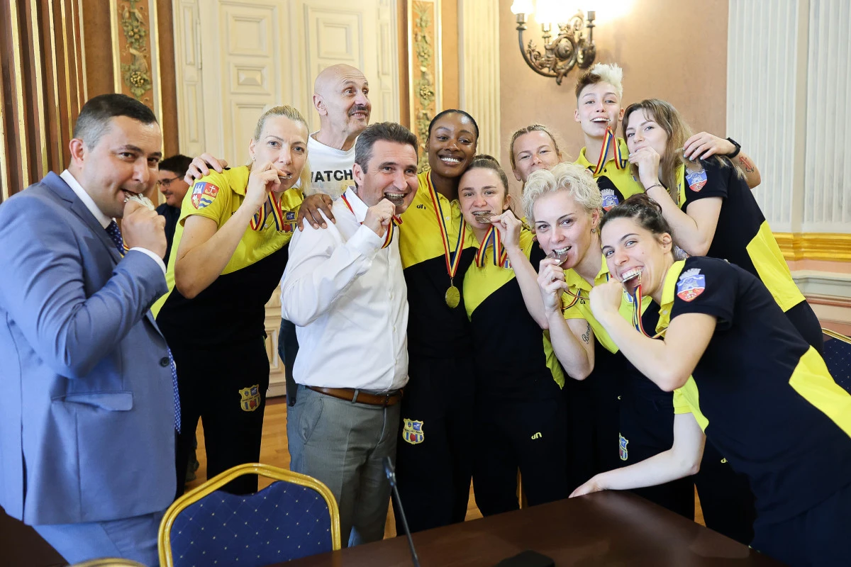 Mai primeşte sportul arădean bani de la Primărie?! Bibarţ şi-a făcut imagine cu UTA şi vicecampioanele de la baschet, iar acum se face că… plouă