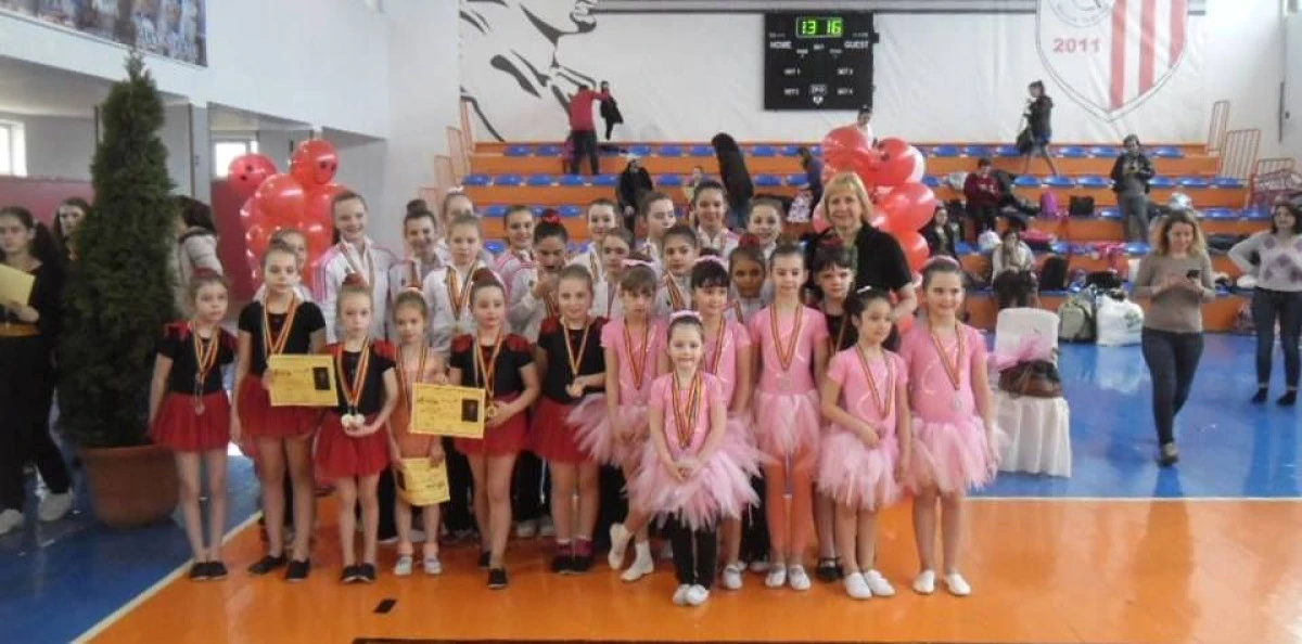 MAJORETELE DE LA CS MISTRAL ARAD AU URCAT PE PODIUM IN UNGARIA