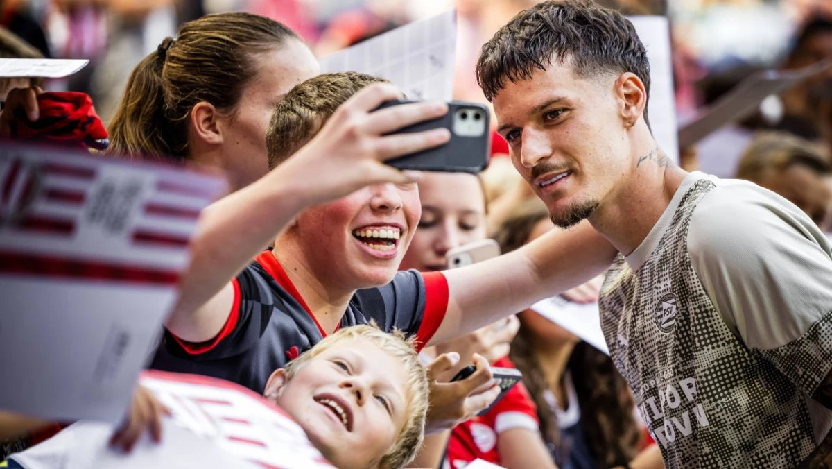 Man s-a antrenat în fața fanilor olandezi și a vorbit despre transferul la PSV