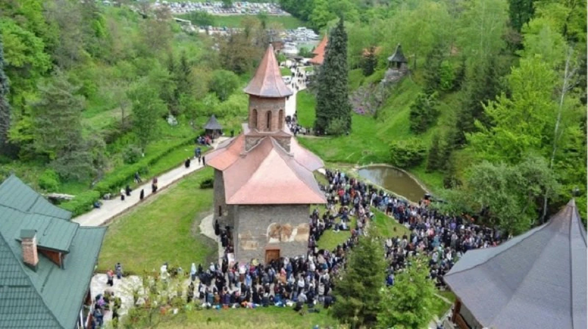 Mănăstirea Prislop, locul unde dacă te înalți un pic mai mult dai mâna cu Dumnezeu