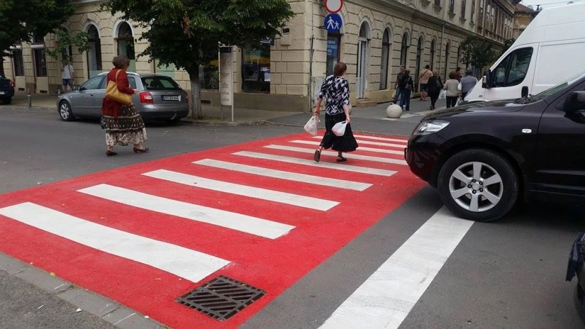 MARCAJE IN ALB SI ROSU PENTRU TRECERILE DE PIETONI DIN PIATA CATEDRALEI