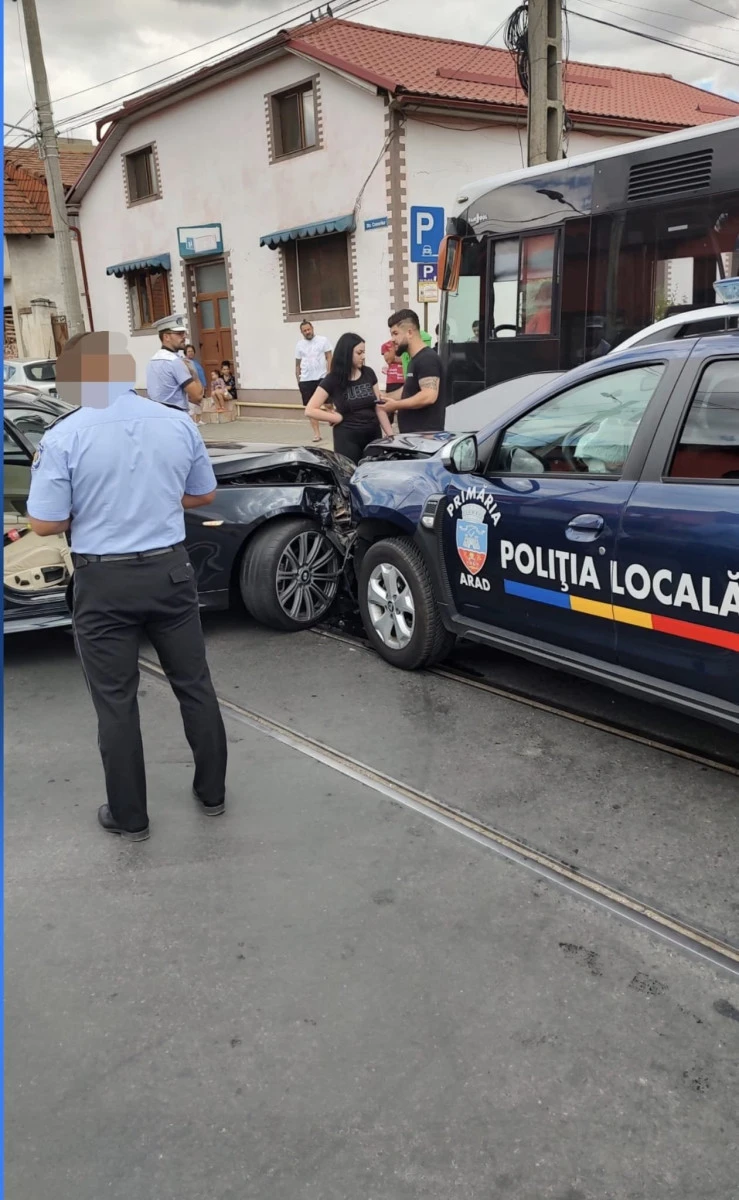 Mașină a Poliției Locale, implicată într-un accident pe strada Cocorilor