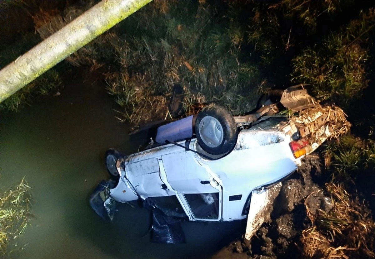 Mașină ajunsă sub ape, în Canalul Morilor, la ieșire din Ineu