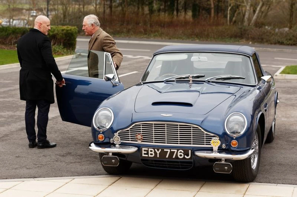 Mașina Aston Martin vintage a prințului Charles funcționează pe brânză și vin