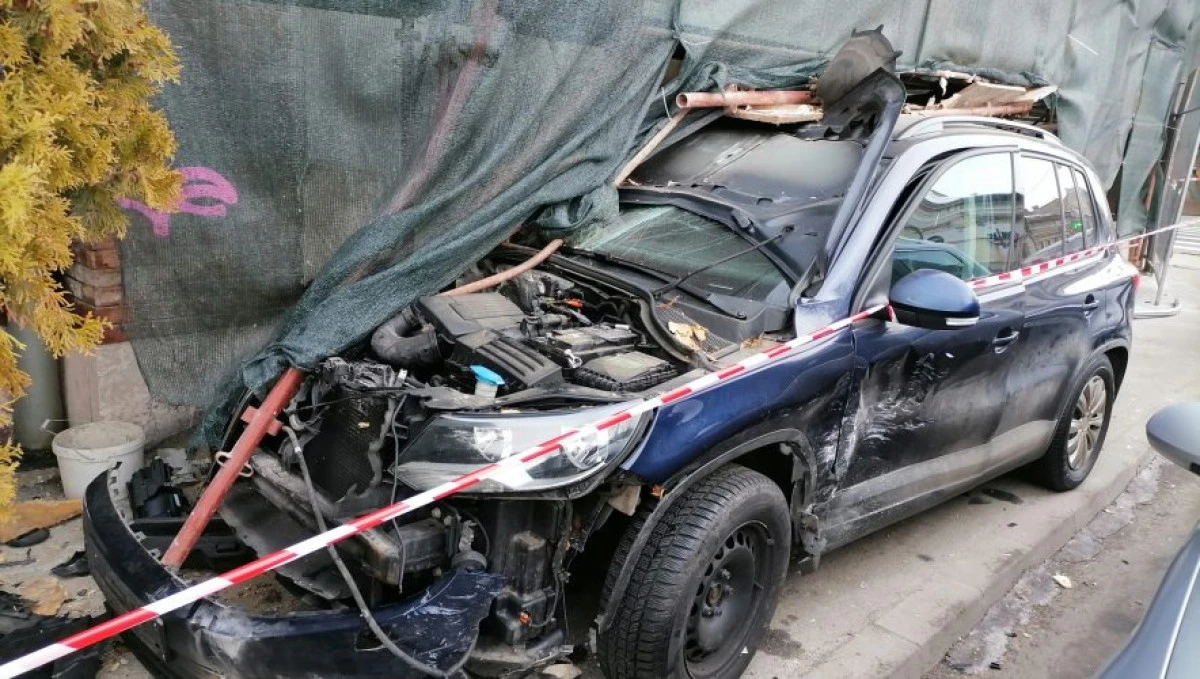 Mașina condusă de o femeie de 65 de ani a ajuns sub schelele de la Oftalmologie