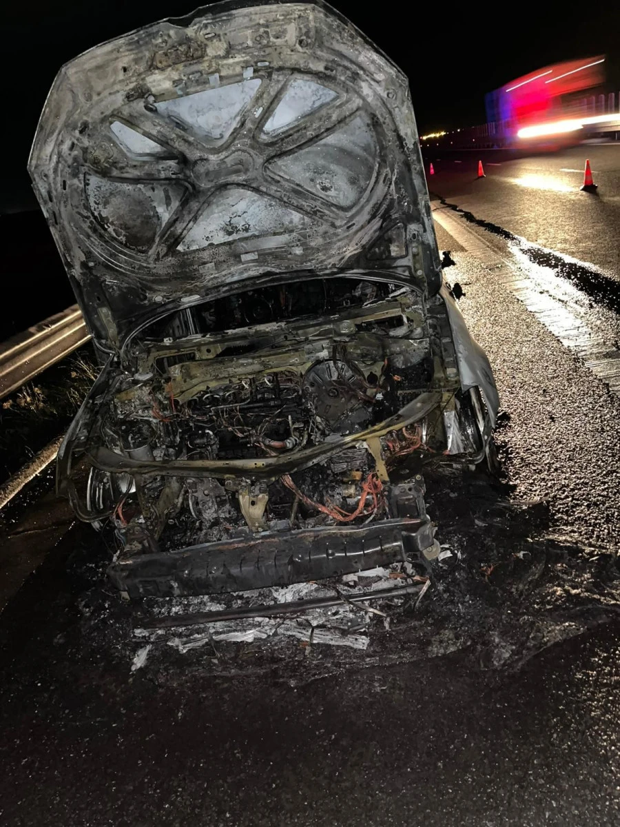 Mașină făcută scrum pe autostrada Arad-Timișoara