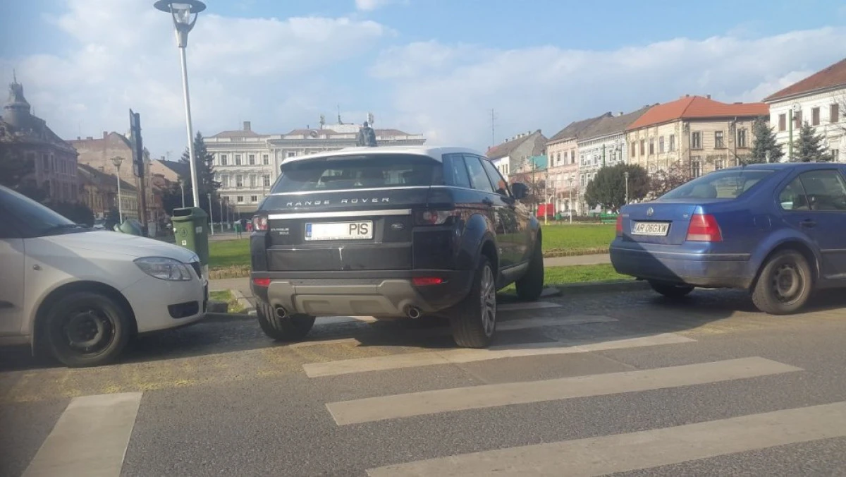 MASINA FAMILIEI PISTRU A CONFUNDAT DIN NOU TRECEREA DE PIETONI CU PARCAREA