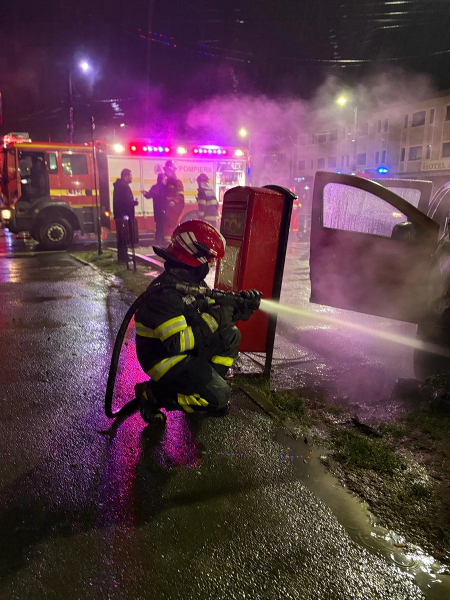 Mașină în flăcări, după un accident pe strada Petru Rareș din Arad