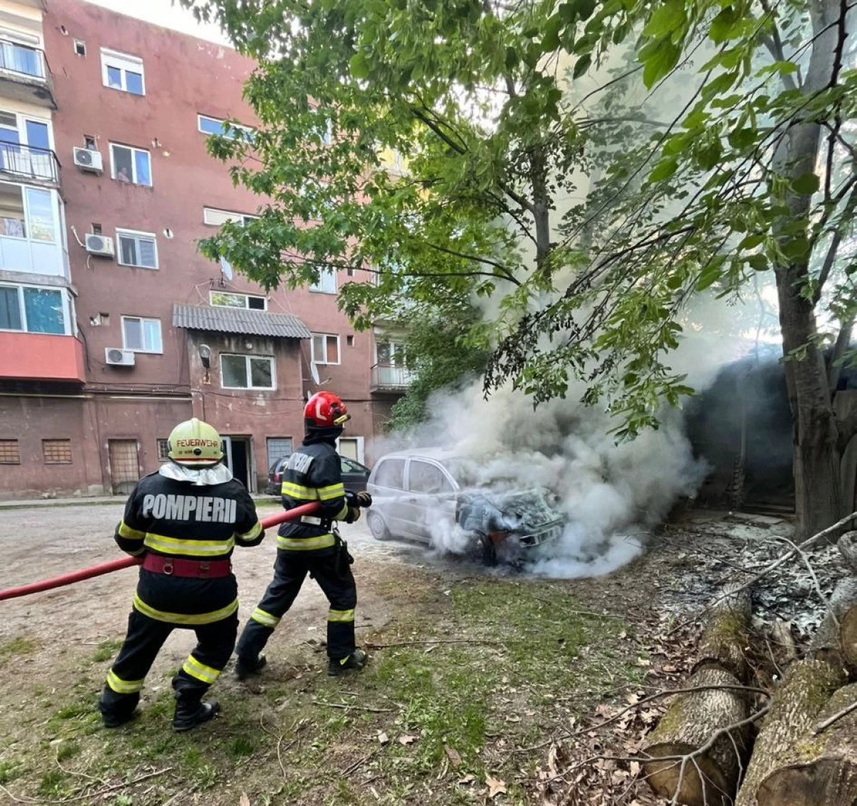 Mașină în flăcări, în Ineu. Autoturismul a fost afectat în proporție de 60%
