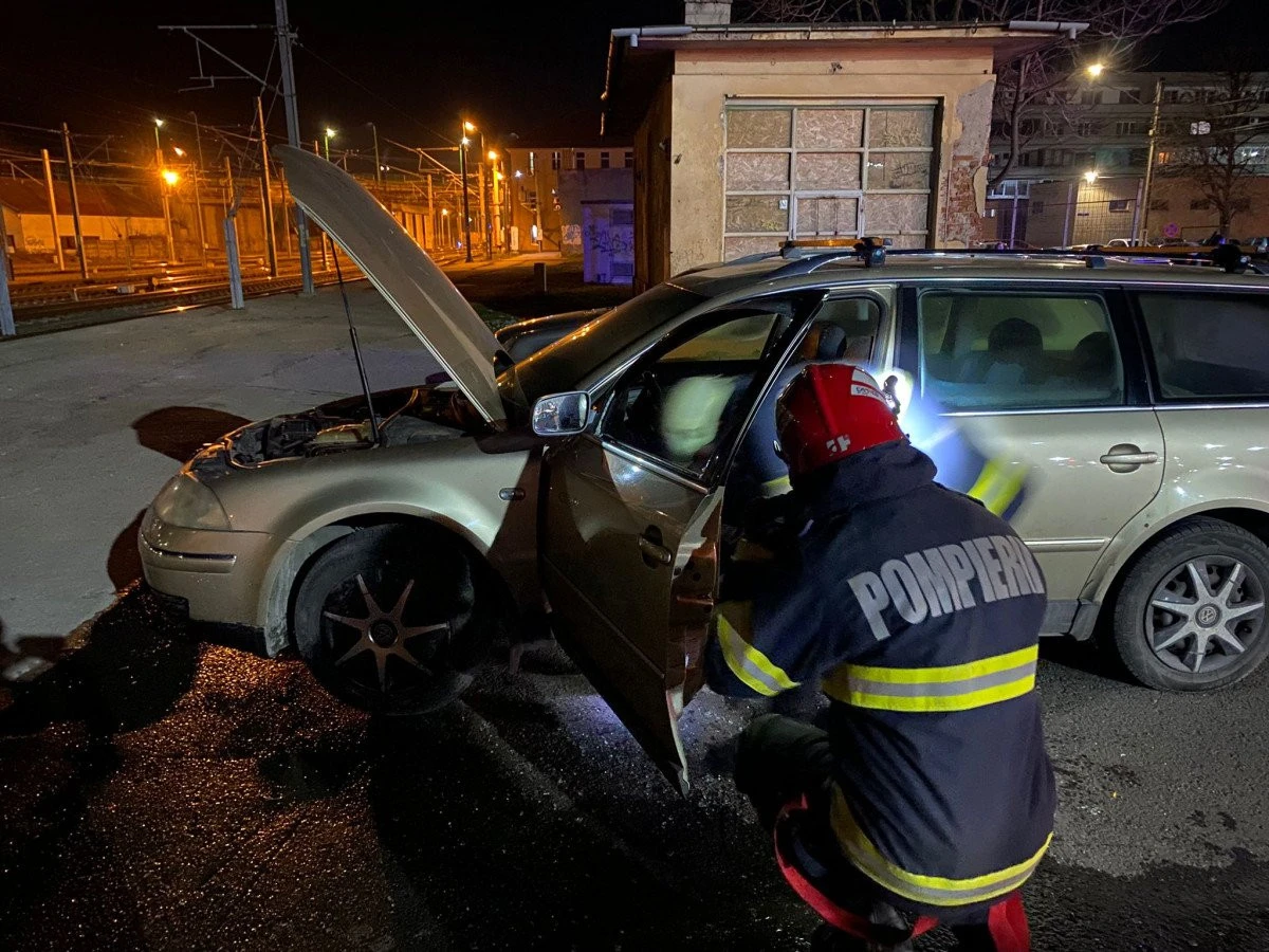 Mașină incendiată în apropierea Gării