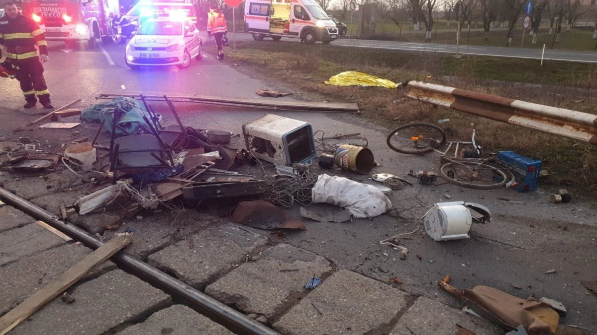 Mașină spulberată de tren în apropiere de Nădab. O persoană a decedat