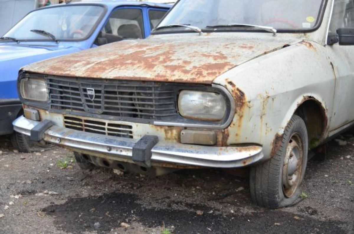 Mașinile abandonate pe domeniul public vor fi ridicate de Primărie