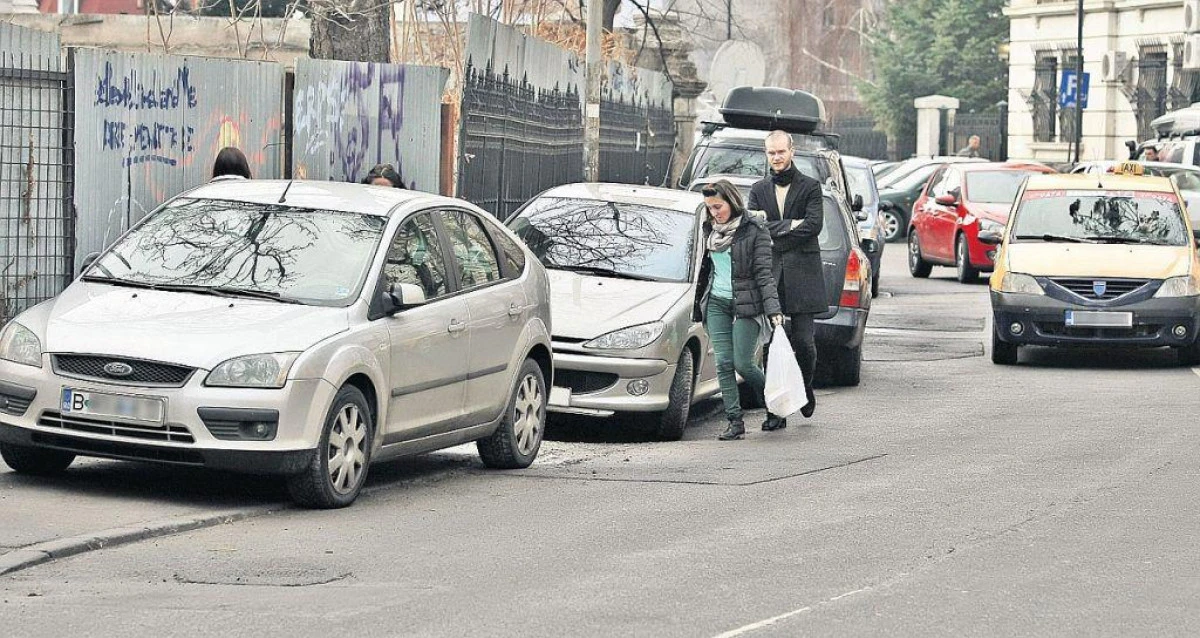 Mașinile parcate pe trotuar vor putea fi ridicate