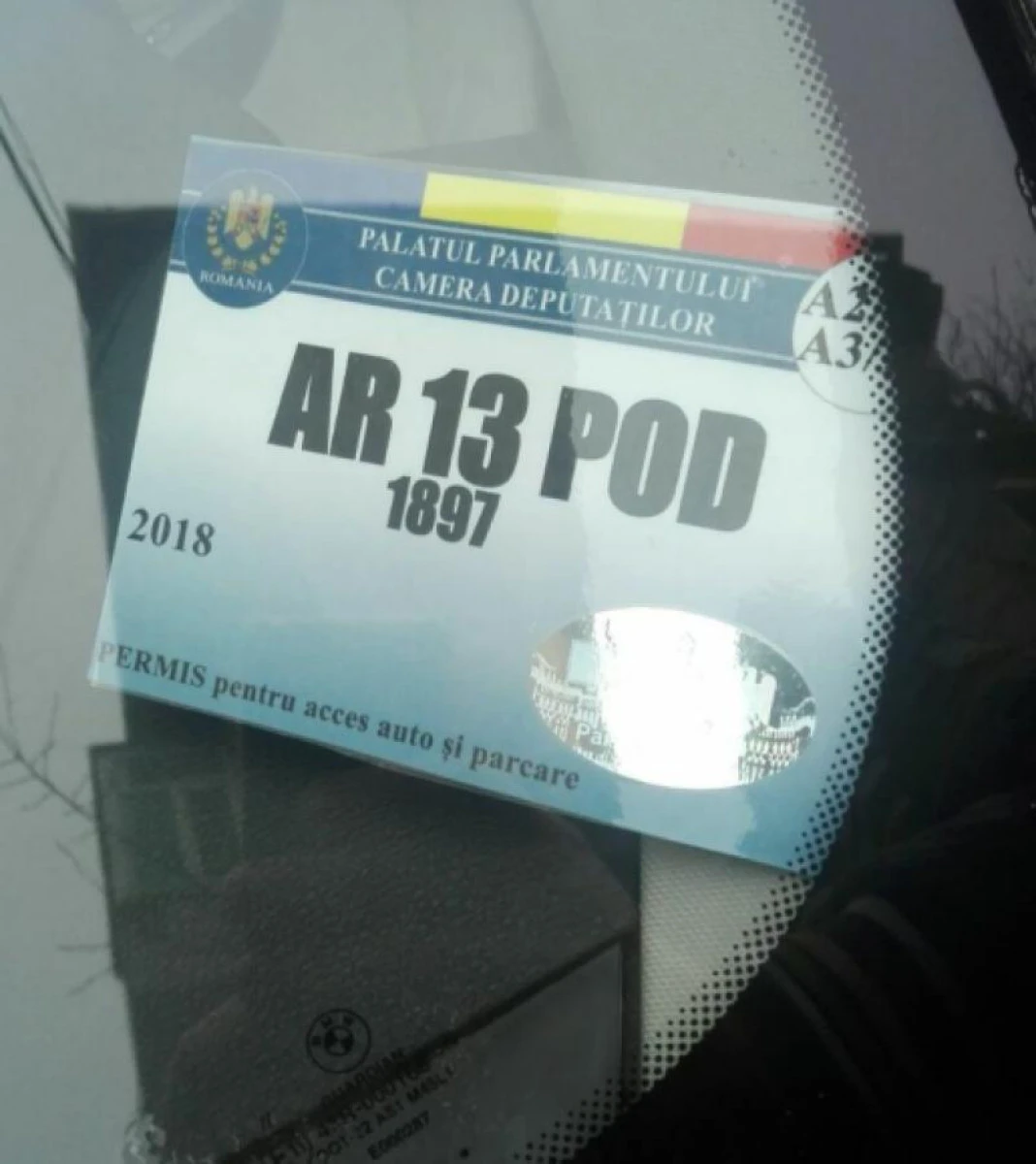 Medic arădean, tatăl unui deputat PNL, folosește ilegal ecusonul eliberat de Camera Deputaților
