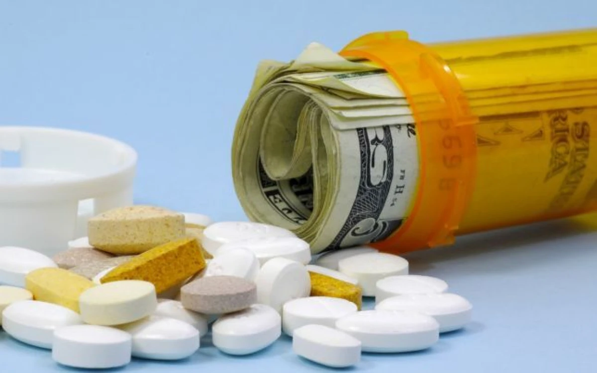 MEDICI, ACUZATI CA PRIMEAU MITA IN SCHIMBUL RETETELOR. PERCHEZITII DE AMPLOARE LA SPITALE SI FIRME DE MEDICAMENTE