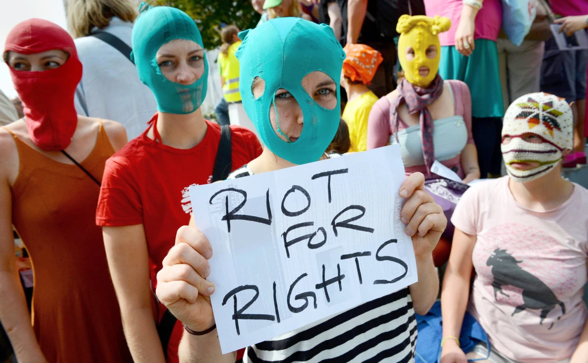 Membrele trupei punk Pussy Riot au fost reținute la finala Cupei Mondiale din Qatar