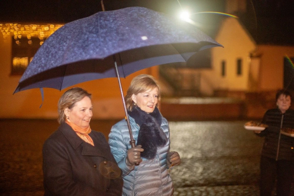 Membrii Familiei Regale au împărţit cadouri de Crăciun pentru 200 de familii nevoiașe din Săvârșin