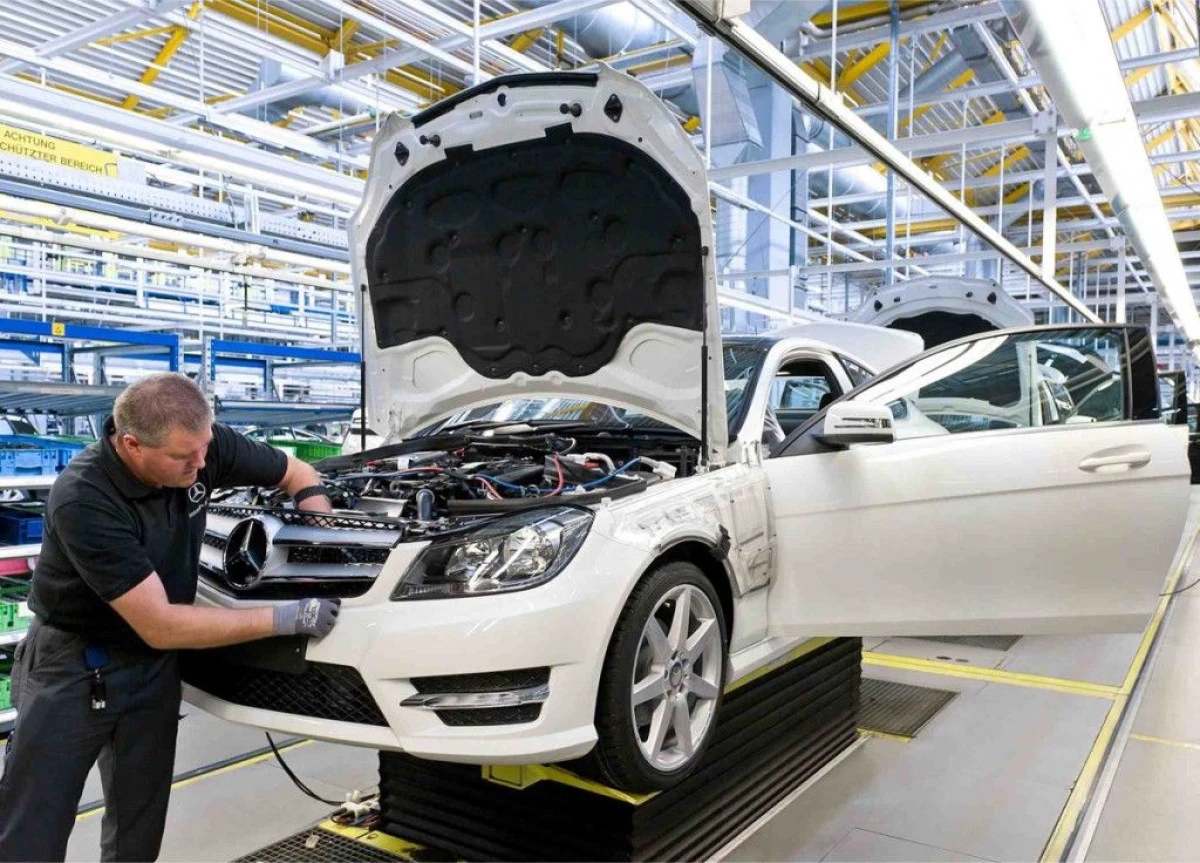 MERCEDES-BENZ IA IN CALCUL DESCHIDEREA UNEI NOI UZINE IN ROMANIA