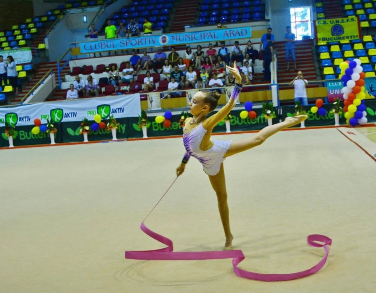 MICILE GIMNASTE ARĂDENE AU IMPRESIONAT PE COVORUL RITMICII (FOTO)