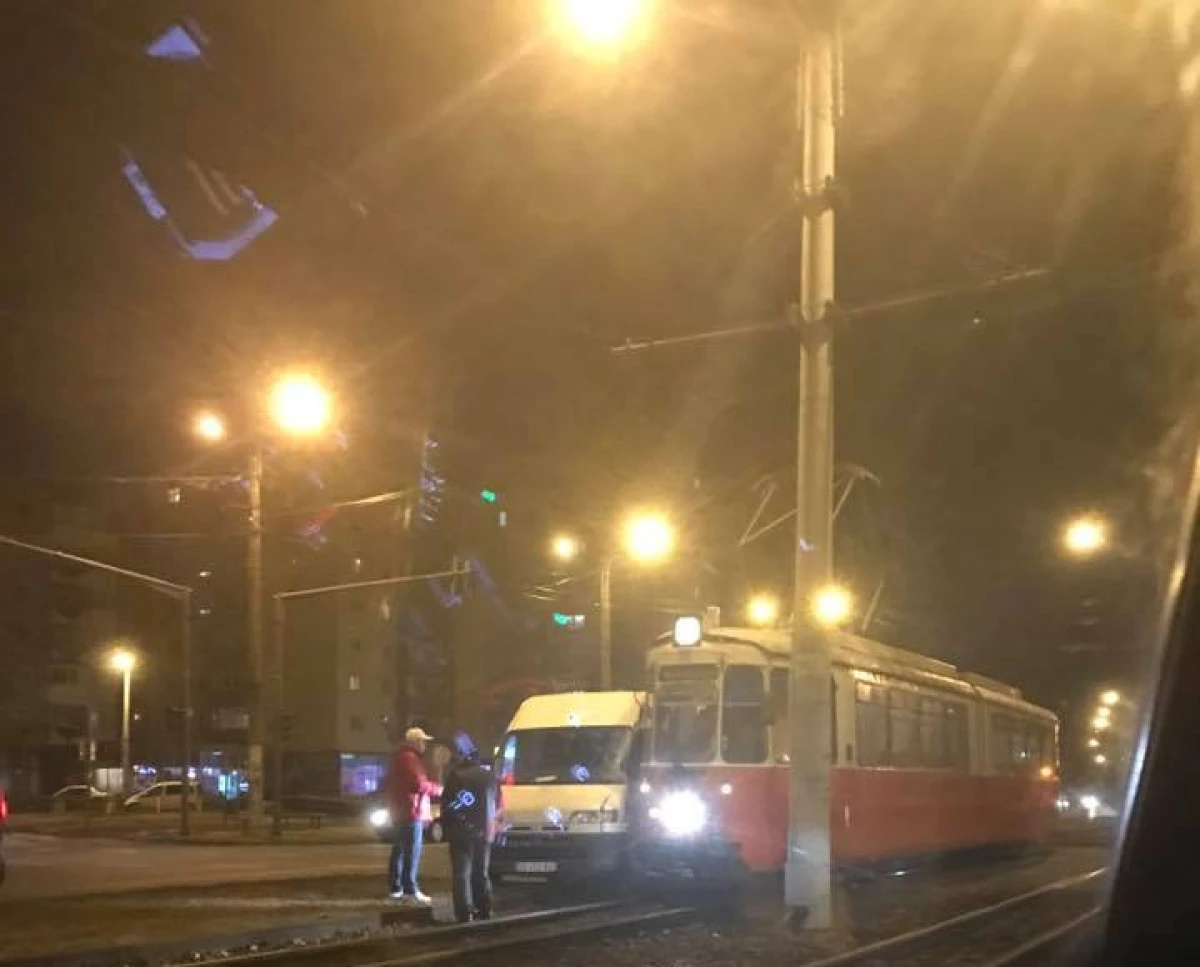 Microbuz lovit de tramvai, în faţa stadionului UTA
