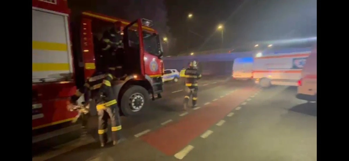 Microbuz plin cu călători, blocat sub pasajul din Piața Caius Iacob. Două persoane au fost rănite