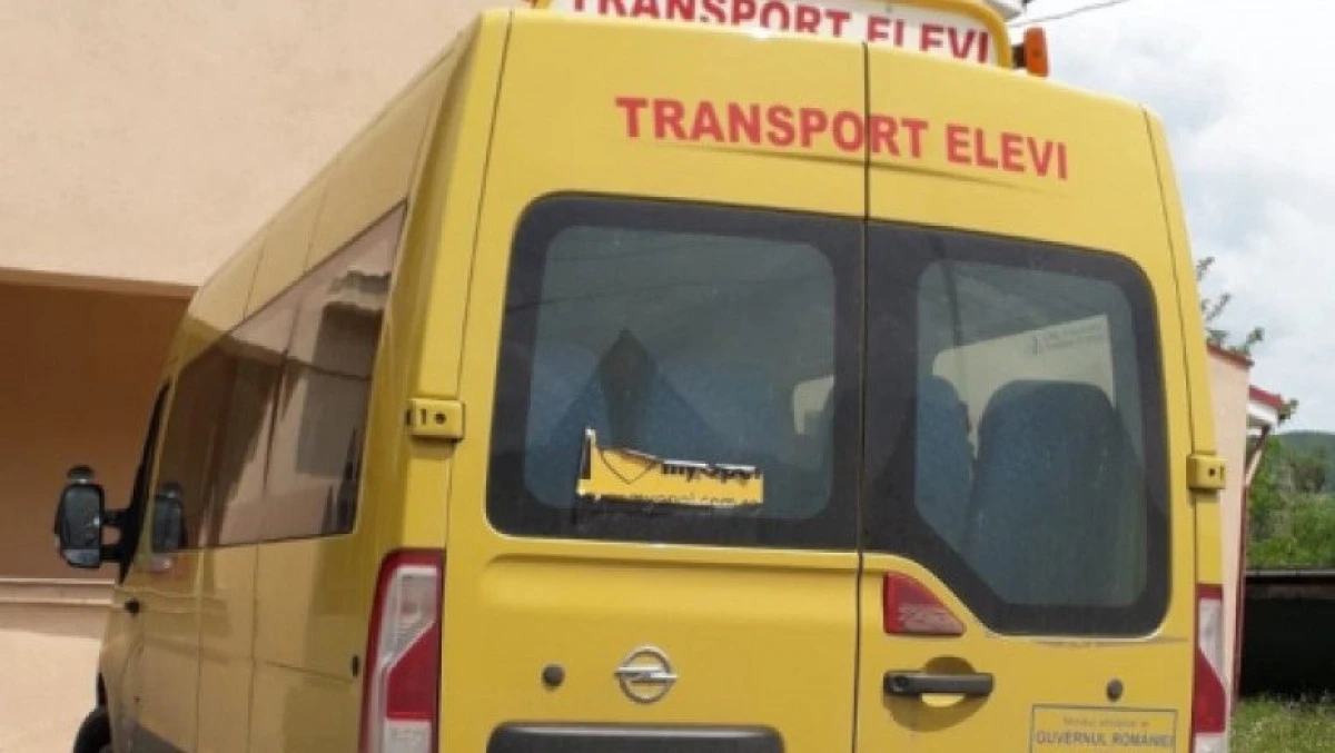 Microbuz plin cu copii, implicat într-un accident, în Iratoșu