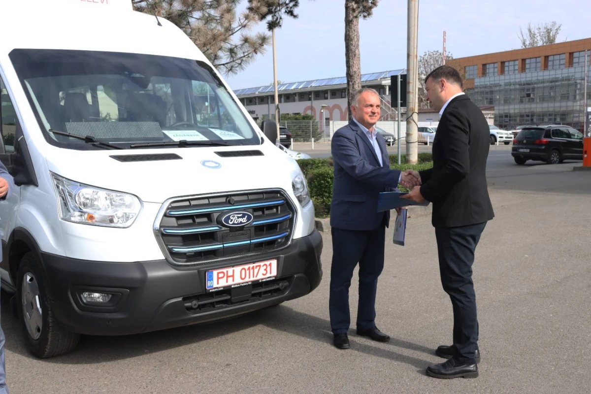 Microbuze școlare noi pentru elevii din șase comune din județul Arad
